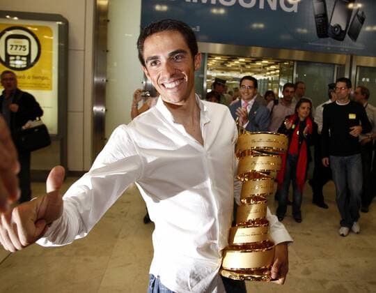 Giro D Italia Sieger Alberto Contador (Spanien Astana) bei seiner Ankunft in Madrid -  - NOxONLINExUSE Radsport Herren Giro D Italia 2008 ditalia, Straßenradsport, Straße, Rad, Empfang, Ankunft, Einzelbild Madrid Barajas Freude,