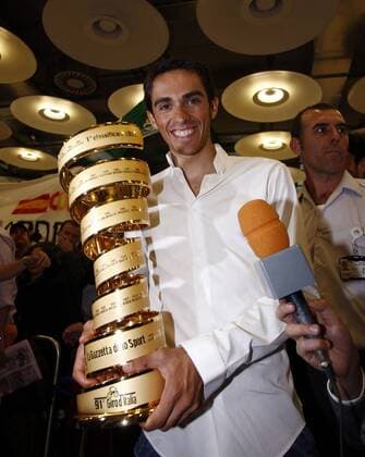 Giro D Italia Sieger Alberto Contador (Spanien Astana) bei seiner Ankunft in Madrid -  - NOxONLINExUSE Radsport Herren Giro D Italia 2008 ditalia, Straßenradsport, Straße, Rad, Empfang, Ankunft, Einzelbild Madrid Barajas Freude,