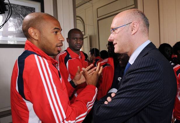 Thierry Henry (li.) und Bernard Laporte (Staatsekretär für Sport beide Frankreich) im Gespräch beim Besuch französischer Politiker in Clairefontaine -  (pan26219) Fußball EM Herren Vorschau Euro 2008, Nationalteam, Empfang, Treffen, Besuch Gruppe Clairefontaine