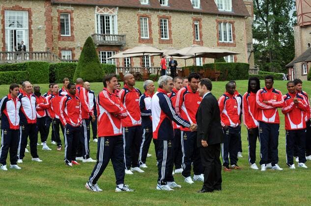 Nationaltrainer Raymond Domenech (Mitte) begrüßt Staatspräsident Nicolas Sarkozy (Frankreich, re.) bei der französischen Nationalmannschaft in Clairefontaine -  (pan26219) Fußball EM Herren Vorschau Euro 2008, Nationalteam, Empfang, Treffen, Besuch Totale Clairefontaine