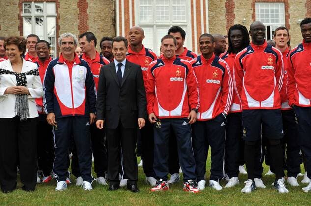 V.li.: Sportministerin Roselyne Bachelot, Nationaltrainer Raymond Domenech, Staatspräsident Nicolas Sarkozy (alle Frankreich) in Clairefontaine -  (pan26219) Fußball EM Herren Vorschau Euro 2008, Nationalteam, Empfang, Treffen, Besuch Gruppe Clairefontaine
