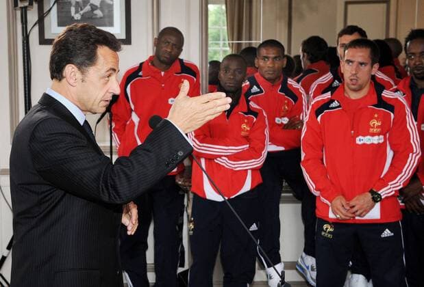 Staatspräsident Nicolas Sarkozy (Frankreich, li.) zu Gast bei der französischen Nationalmannschaft in Clairefontaine -  (pan26219) Fußball EM Herren Vorschau Euro 2008, Nationalteam, Empfang, Treffen, Besuch Gruppe Clairefontaine