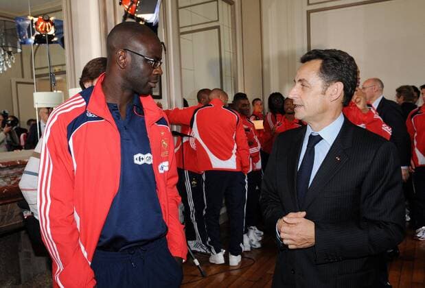 Staatspräsident Nicolas Sarkozy (re.) und Lilian Thuram (beide Frankreich) in Clairefontaine -  (pan26219) Fußball EM Herren Vorschau Euro 2008, Nationalteam, Empfang, Treffen, Besuch Gruppe Clairefontaine