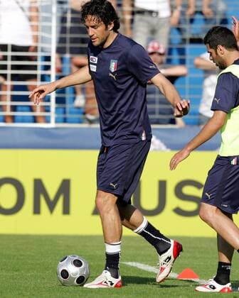 Luca Toni (Italien) am Ball -  Fußball EM Herren Vorschau EURO 2008, Nationalmannschaft, Training Gruppe Maria Enzersdorf Dynamik,