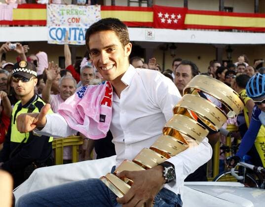 Giro d Italia Sieger Alberto Contador (Spanien Astana) feiert seinen Erfolg bei einem Empfang in Pinto -  - NOxONLINExUSE Radsport Herren Giro d Italia 2008, dItalia, Straßenradsport, Straße, Rad, Empfang, Ankunft Einzelbild Pinto Begeisterung, Freude,