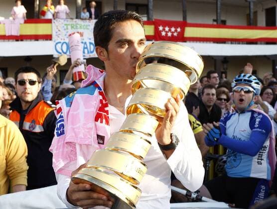 Giro d Italia Sieger Alberto Contador (Spanien Astana) feiert seinen Erfolg bei einem Empfang in Pinto -  - NOxONLINExUSE Radsport Herren Giro d Italia 2008, dItalia, Straßenradsport, Straße, Rad, Empfang, Ankunft Einzelbild Pinto Glück, Freude,