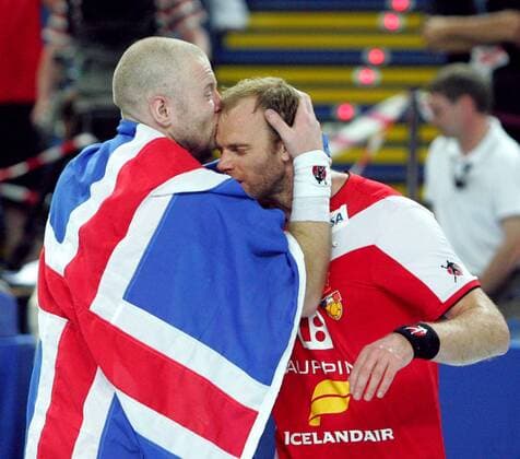 Sigfus Sigurdsson (li.) jubelt mit Olafur Stefansson (beide Island) über die Olympiaqualifikation -  Handball Länderspiel Herren Olympiaqualifikation 2008, Olympia Qualifikation, Nationalteam, Nationaltrikot Gruppe Wroclaw Glück, Harmonie, Freude,