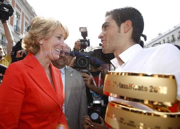 Regionalpräsidentin Esparanza Aguirre (Madrid) würdigt Giro d Italia Sieger Alberto Contador (Astana beide Spanien) während eines Empfangs in Pinto -  - NOxONLINExUSE Radsport Herren Giro d Italia 2008, dItalia, Straßenradsport, Straße, Rad, Empfang, Ankunft Gruppe Pinto Freude,