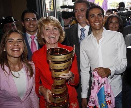 Regionalpräsidentin Esparanza Aguirre (Madrid, Mitte) würdigt Giro d Italia Sieger Alberto Contador (Astana beide Spanien) während eines Empfangs in Pinto -  - NOxONLINExUSE Radsport Herren Giro d Italia 2008, dItalia, Straßenradsport, Straße, Rad, Empfang, Ankunft Gruppe Pinto Begeisterung, Freude,