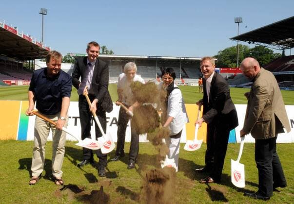 1. Spatenstich für die Überdachung der Südtribüne des Stadions der Freundschaft, v.li.: Peter Przesdzing, Geschäftsführer Lars Schauer, Gundolf Pahn, Baudezernentin Marietta Tzschoppe, Manager Steffen Heidrich und Frank Duschka (alle Cottbus) Fußball 1. BL Herren Fußball 2008, FC Energie Cottbus, Modernisierung, Spatenstich Gruppe Stadion der Freundschaft Cottbus