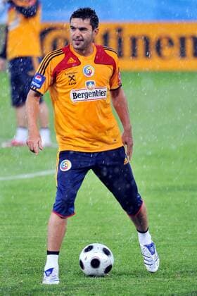 Cosmin Contra (Rumänien) am Ball -  Fußball EM Herren Vorschau EURO 2008, Nationalmannschaft, Training Einzelbild St. Gallen Fußball EM Herren Vorschau EURO 2008, Nationalmannschaft, Training Einzelbild St. Gallen