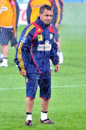 Florentin Petre (Rumänien) im Regen -  Fußball EM Herren Vorschau EURO 2008, Nationalmannschaft, Training Einzelbild St. Gallen