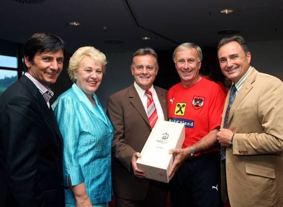 Kick Off Dinner anlässlich der EURO 2008, v.li.: Christian Iletich, Verena Dunst, Landeshauptmann Hans Niessl (Burgenland), Nationaltrainer Josef Hickersberger und Helmut Bieler (alle Österreich) -  Fußball EM Herren Vorschau EURO 2008, Kick Off Dinner, KickOff, Nationalteam Gruppe Stegersbach