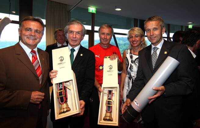 Kick Off Dinner anlässlich der EURO 2008, v.li.: Landeshauptmann Hans Niessl, ÖFB Präsident Friedrich Stickler, Nationaltrainer Josef Hickersberger, Franziska Lopatka und Sportstaatssekretär Reinhold Lopatka (alle Österreich) -  Fußball EM Herren Vorschau EURO 2008, Kick Off Dinner, KickOff, Nationalteam Gruppe Stegersbach