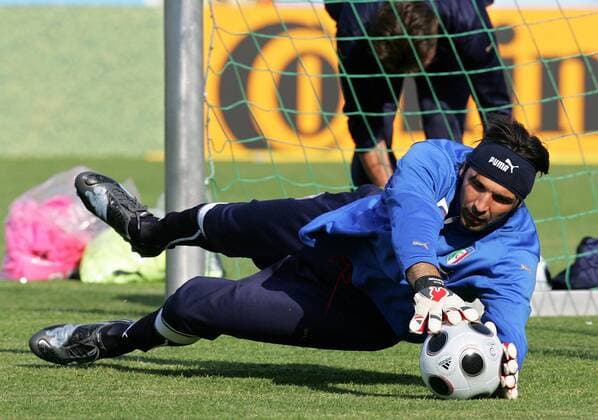 Torwart Gianluigi Buffon (Italien) -  Fußball EM Herren Vorschau EURO 2008, Nationalteam, Training Einzelbild Maria Enzersdorf Dynamik, Abwehr,