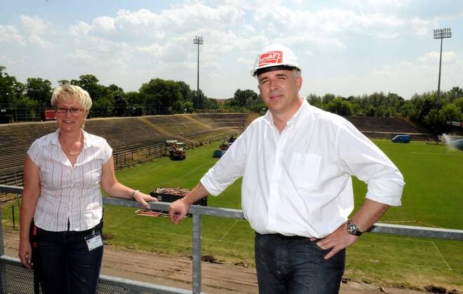 Präsident Dirk Zingler (Union Berlin) und Bauleiterin Sylvia Weisheit in der alten Försterei Fußball Herren Regionalliga Nord 2007 2008, 3. Liga, 2009, 1. FC Union Berlin o0 Shooting Gruppe Berlin Fußball Herren Regionalliga Nord 2007 2008, 3. Liga, 2009, 1. FC Union Berlin o0 Shooting Gruppe Berlin