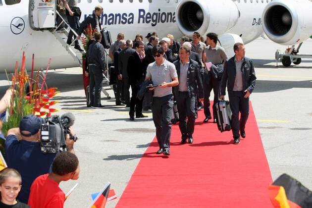 Ankunft der deutschen Nationalmannschaft auf dem Flughafen Lugano Agno - Bundestrainer Joachim Löw (li.), Co Trainer Hans Dieter Flick (Mitte) und Torwarttrainer Andreas Köpke (alle Deutschland) gehen voran -  (010608SEB016) Fußball EM Herren Vorschau Euro 2008, Nationalteam, Ankunft, Anreise Totale Lugano Fußball EM Herren Vorschau Euro 2008, Nationalteam, Ankunft, Anreise Totale Lugano