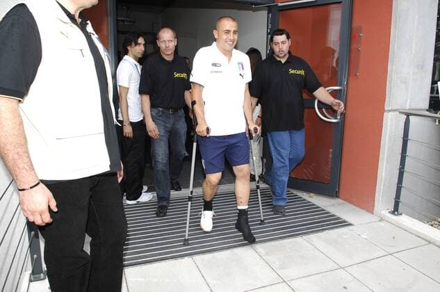 Fabio Cannavaro (Italien, 2.v.re.) trotz einer Verletzung gut gelaunt, die EM 2008 findet ohne ihn statt -  Fußball EM Herren Vorschau Euro 2008, Nationalteam, Vdig Gruppe Oberwaltersdorf Fußball EM Herren Vorschau Euro 2008, Nationalteam, Vdig Gruppe Oberwaltersdorf