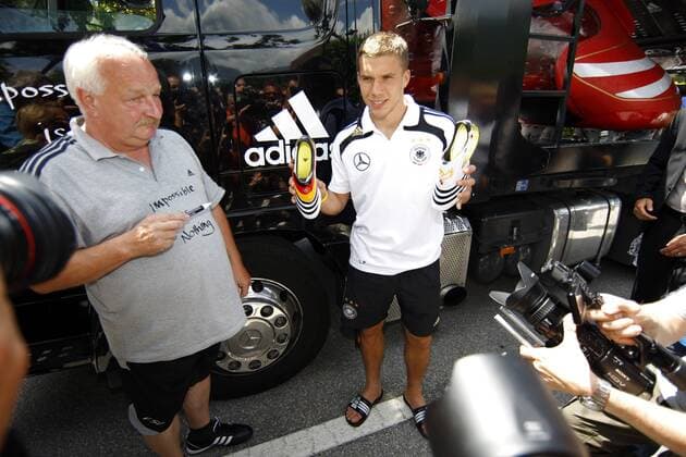 Lukas Podolski (Deutschland, re.) präsentiert während eines Adidas Sponsorentermins seine Fußballschuhe für die Euro 2008 -  (010608SEB006) Fußball EM Herren Vorschau Euro 2008, Nationalteam, Gruppe o0 Sponsor, Werbepartner, Werbung Ascona Fußball EM Herren Vorschau Euro 2008, Nationalteam, Gruppe o0 Sponsor, Werbepartner, Werbung Ascona