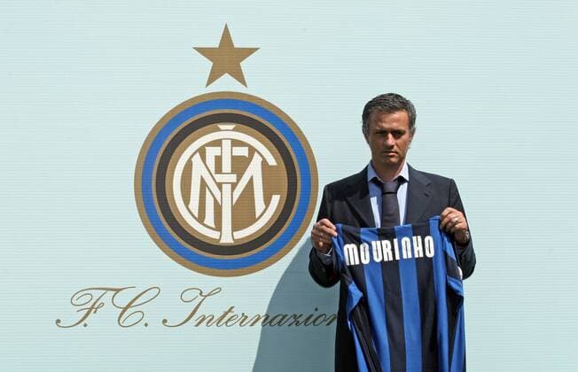 Jose Mourinho wird als neuer Trainer von Inter Mailand vorgestellt und präsentiert ein Trikot mit seinem Namenszug -  Fußball Herren Vorschau Serie A 2008 2009, 1. Italienische Liga, FC Internazionale Mailand, Vdig Einzelbild Como Fußball Herren Vorschau Serie A 2008 2009, 1. Italienische Liga, FC Internazionale Mailand, Vdig Einzelbild Como