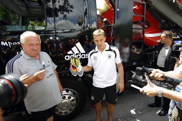Lukas Podolski (Deutschland, Mitte) präsentiert während eines Adidas Sponsorentermins seine Fußballschuhe für die Euro 2008 -  (010608SEB007) Fußball EM Herren Vorschau Euro 2008, Nationalteam, Gruppe o0 Sponsor, Werbepartner, Werbung Ascona Fußball EM Herren Vorschau Euro 2008, Nationalteam, Gruppe o0 Sponsor, Werbepartner, Werbung Ascona