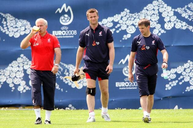 Torwart Artur Boruc (Mitte) mit Mannschaftsarzt Jerzy Grzywocz (li.) und Co Trainer Andrzej Dawidziuk (alle Polen) -  (080603PYK173) Fußball EM Herren Vorschau Euro 2008, Nationalteam 2008, Training Gruppe Bad Waltersdorf Fußball EM Herren Vorschau Euro 2008, Nationalteam 2008, Training Gruppe Bad Waltersdorf