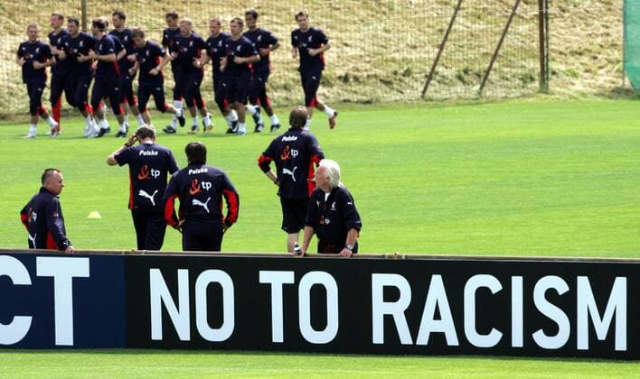 Nationaltrainer Leo Beenhakker (Polen, vorn) hinter der Bande der Kampagne: No To Racism -  Fußball EM Herren Vorschau Euro 2008, Nationalteam 2008, Training Totale Bad Waltersdorf Fußball EM Herren Vorschau Euro 2008, Nationalteam 2008, Training Totale Bad Waltersdorf