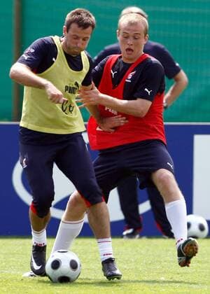 Maciej Zurawski (li.) gegen Michal Pazdan (beide Polen) - Fußball EM Herren Vorschau Euro 2008, Nationalteam 2008, Training, Trainingslager, Gruppe Bad Waltersdorf Dynamik, Fußball EM Herren Vorschau Euro 2008, Nationalteam 2008, Training, Trainingslager, Gruppe Bad Waltersdorf Dynamik,