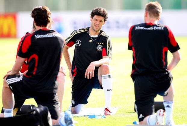 Michael Ballack (Deutschland, Mitte) skeptisch - Fußball EM Herren Vorschau Euro 2008, Nationalteam, Training, Vdig Gruppe Tenero Nachdenklichkeit, Skepsis, Fußball EM Herren Vorschau Euro 2008, Nationalteam, Training, Vdig Gruppe Tenero Nachdenklichkeit, Skepsis,