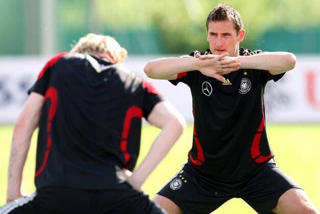 Miroslav Klose (Deutschland, re.) -  Fußball EM Herren Vorschau Euro 2008, Nationalteam, Training, Vdig Gruppe Tenero Fußball EM Herren Vorschau Euro 2008, Nationalteam, Training, Vdig Gruppe Tenero