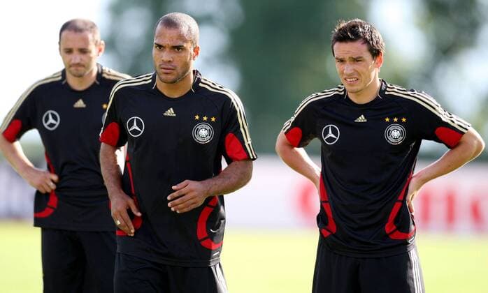 Piotr Trochowski (re.) und David Odonkor (beide Deutschland, Mitte) skeptisch - Fußball EM Herren Vorschau Euro 2008, Nationalteam, Training, Vdig Gruppe Tenero Nachdenklichkeit, Skepsis, Fußball EM Herren Vorschau Euro 2008, Nationalteam, Training, Vdig Gruppe Tenero Nachdenklichkeit, Skepsis,
