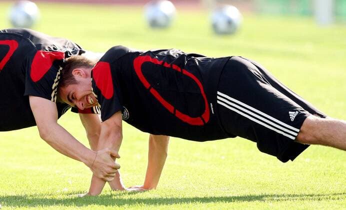 Philipp Lahm (Deutschland) beim Kräftemessen mit einem Mitspieler -  Fußball EM Herren Vorschau Euro 2008, Nationalteam, Training, Vdig Gruppe Tenero Fußball EM Herren Vorschau Euro 2008, Nationalteam, Training, Vdig Gruppe Tenero