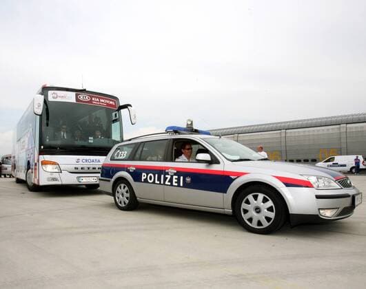 Mannschaftsbus von Kroatien am Flughafen Graz Thalerhof -  Fußball EM Herren Vorschau Euro 2008, Nationalteam, Kroatien, Ankunft, Anreise Gruppe Graz Fußball EM Herren Vorschau Euro 2008, Nationalteam, Kroatien, Ankunft, Anreise Gruppe Graz