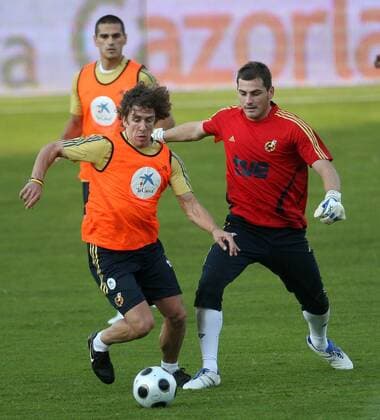 Carles Puyol (li.) gegen Torwart Iker Casillas (beide Spanien) -  - NOxONLINExUSE Fußball EM Herren Vorschau Euro 2008, Training, Nationalteam Gruppe Santander Dynamik,