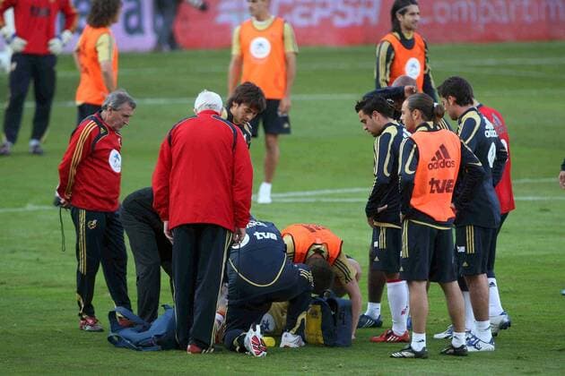David Villa (Spanien) verletzt am Boden -  - NOxONLINExUSE Fußball EM Herren Vorschau Euro 2008, Training, Nationalteam Gruppe Santander