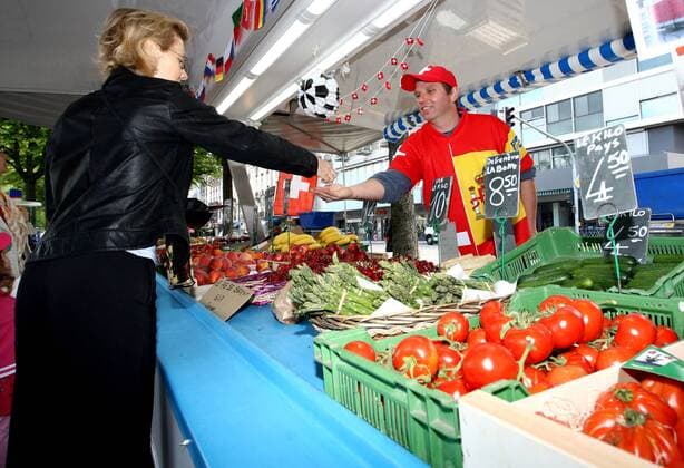 Obstverkäufer hat sich auf die Euro 2008 eingestellt -  Fußball EM Herren Vorschau Euro 2008 Gruppe o0 Citydressing Genf Fußball EM Herren Vorschau Euro 2008 Gruppe o0 Citydressing Genf