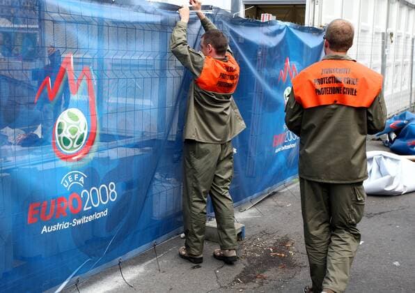 Bauarbeiter errichten eine Absperrung für die Euro 2008 Fan Zone in Genf -  Fußball EM Herren Vorschau Euro 2008, Fanzone, Aufbau, aufbauen, Bau, bauen, Bauarbeiten, Baustelle, Vorbereitung, Gruppe Genf Fußball EM Herren Vorschau Euro 2008, Fanzone, Aufbau, aufbauen, Bau, bauen, Bauarbeiten, Baustelle, Vorbereitung, Gruppe Genf
