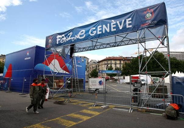 Bauarbeiten an der Fan Zone für die Euro 2008 in Genf -  Fußball EM Herren Vorschau Euro 2008, Fanzone, Aufbau, aufbauen, Bau, bauen, Bauarbeiten, Baustelle, Vorbereitung, Totale Genf Fußball EM Herren Vorschau Euro 2008, Fanzone, Aufbau, aufbauen, Bau, bauen, Bauarbeiten, Baustelle, Vorbereitung, Totale Genf