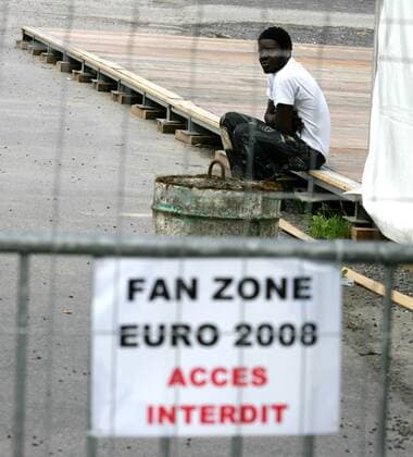 Noch ist der Zutritt zur Fan Zone für die Euro 2008 in Genf verboten -  Fußball EM Herren Vorschau Euro 2008, Fanzone, Aufbau, aufbauen, Bau, bauen, Bauarbeiten, Baustelle, Vorbereitung, Einzelbild Genf Fußball EM Herren Vorschau Euro 2008, Fanzone, Aufbau, aufbauen, Bau, bauen, Bauarbeiten, Baustelle, Vorbereitung, Einzelbild Genf