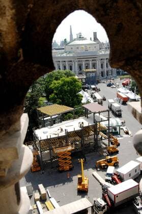 Bauarbeiten vor dem Burgtheater am Wiener Rathausplatz, wo die Fan Zone für die Euro 2008 Gestalt annimmt -  Fußball EM Herren Vorschau Euro 2008, Fanzone, Aufbau, aufbauen, Bau, bauen, Bauarbeiten, Baustelle, Vorbereitung, Totale Rathausplatz Wien