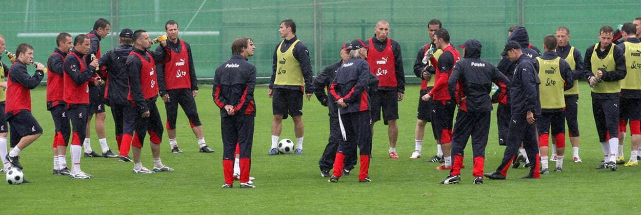 Mannschaftsbesprechung Polen, mit Nationaltrainer Leo Beenhakker (Mitte) -  (APS20080884) Fußball EM Herren Vorschau Euro 2008, Nationalmannschaft, Training Totale Bad Waltersdorf