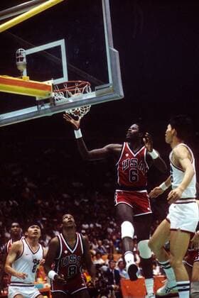 Patrick Ewing (USA, 2.v.re.) im Duell Basketball OS Sommer Herren Olympische Spiele Los Angeles 1984, Sommerspiele, Länderspiel, Nationalteam, Nationaltrikot Gruppe Los Angeles, LA, L A Dynamik, Basketball OS Sommer Herren Olympische Spiele Los Angeles 1984, Sommerspiele, Länderspiel, Nationalteam, Nationaltrikot Gruppe Los Angeles, LA, L A Dynamik,