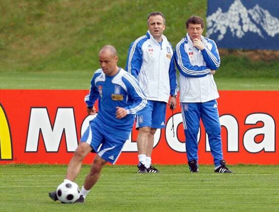 Nationaltrainer Otto Rehhagel (re.) und Co Trainer Ioannis Topalidis beobachten Stylianos Giannakopoulos (alle Griechenland) -  Fußball EM Herren Vorschau Euro 2008, Nationalmannschaft, Training Gruppe Seekirchen