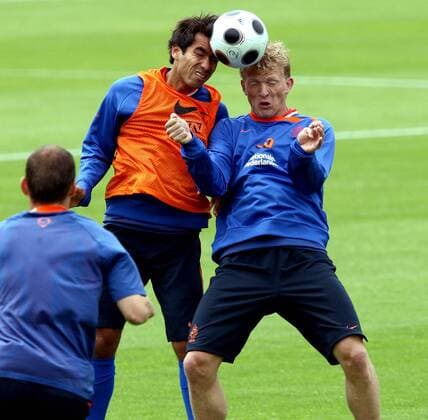 Giovanni van Bronckhorst (li.) gegen Dirk Kuyt (beide Niederlande) -  Fußball EM Herren Vorschau EURO 2008, Nationalteam, Training, Vdig Gruppe Lausanne Dynamik,