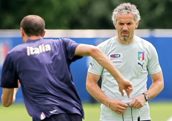 Nationaltrainer Roberto Donadoni (Italien, re.) skeptisch -  Fußball EM Herren Vorschau Euro 2008, Trainingslager, Nationalteam, Training Gruppe Enzersdorf Nachdenklichkeit, Skepsis, Fußball EM Herren Vorschau Euro 2008, Trainingslager, Nationalteam, Training Gruppe Enzersdorf Nachdenklichkeit, Skepsis,