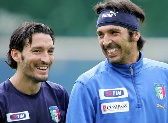 Torwart Gianluigi Buffon (re.) und Gianluca Zambrotta (beide Italien) gut gelaunt -  Fußball EM Herren Vorschau Euro 2008, Trainingslager, Nationalteam, Training Gruppe Enzersdorf Freude, Fußball EM Herren Vorschau Euro 2008, Trainingslager, Nationalteam, Training Gruppe Enzersdorf Freude,