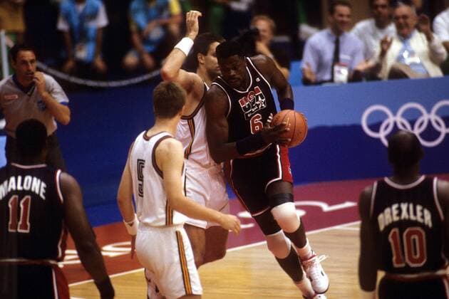 Patrick Ewing (USA, re.) im Duell Basketball OS Sommer Herren Olympische Spiele Barcelona 1992, Sommerspiele, Länderspiel, Nationalteam, Nationaltrikot, Gruppe Barcelona Dynamik, Kampf, Basketball OS Sommer Herren Olympische Spiele Barcelona 1992, Sommerspiele, Länderspiel, Nationalteam, Nationaltrikot, Gruppe Barcelona Dynamik, Kampf,