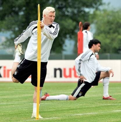 Bastian Schweinsteiger (li.) und Michael Ballack (beide Deutschland) -  Fußball EM Herren Vorschau Euro 2008, Nationalmannschaft, Training Gruppe Tenero Fußball EM Herren Vorschau Euro 2008, Nationalmannschaft, Training Gruppe Tenero