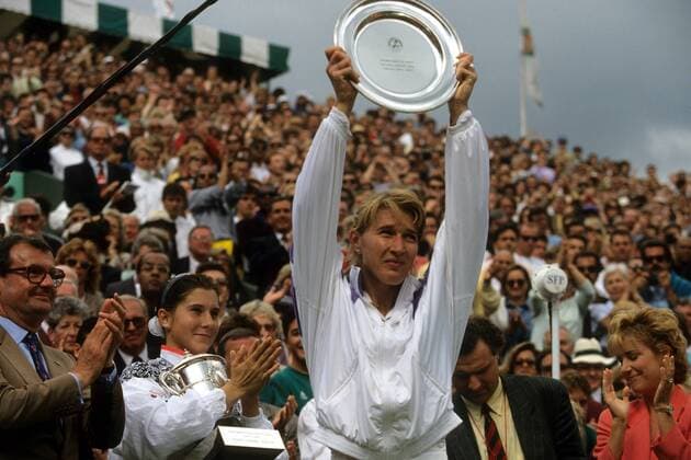 Steffi Graf (Deutschland, vorn) präsentiert während der Siegerehrung der French Open die Trophäe für ihren 2. Platz, li. dahinter Siegerin Monica Seles (USA) Tennis Damen French Open 1992, Grand Slam, WTA Tour Finale Gruppe Roland Garros Paris