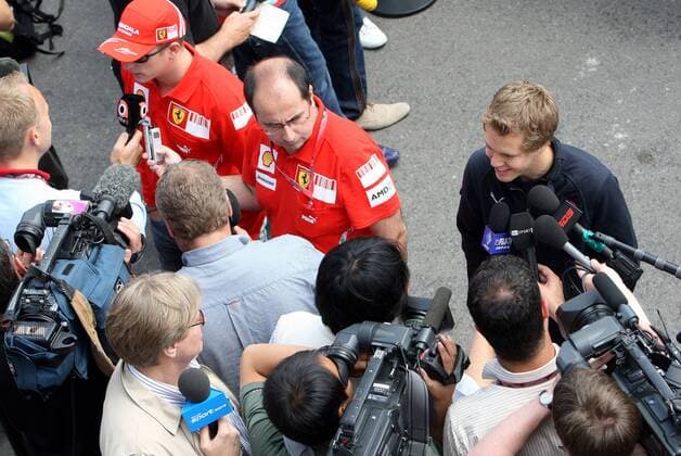 Kimi Räikkönen (Finnland, li.) mit Pressesprecher Luca Colajanni (Italien beide Ferrari) und Sebastian Vettel (Deutschland Toro Rosso) im Interview -  Motorsport Grand Prix Herren Großer Preis von Kanada 2008, Formel 1 Weltmeisterschaft, F1, F, GP, WM Gruppe Montreal